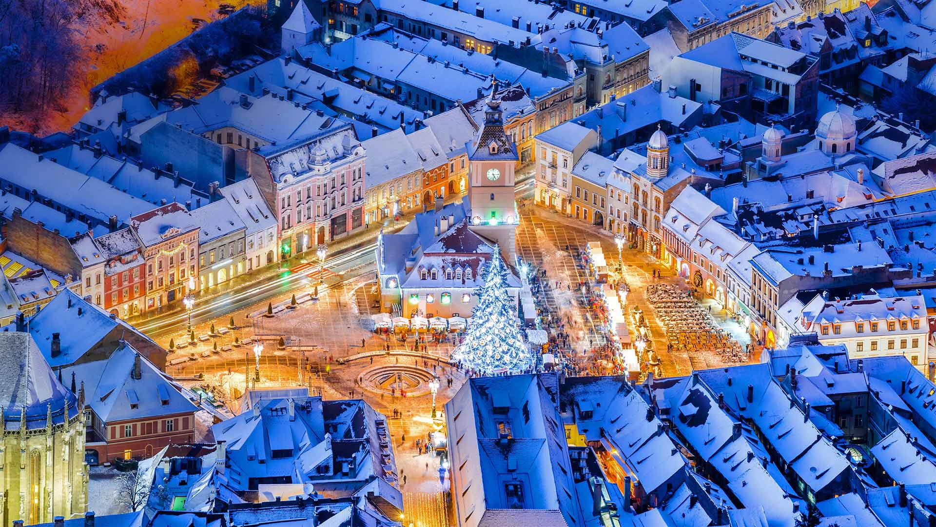 布拉索夫中央广场的圣诞市集，罗马尼亚 (© Alpineguide/Alamy)