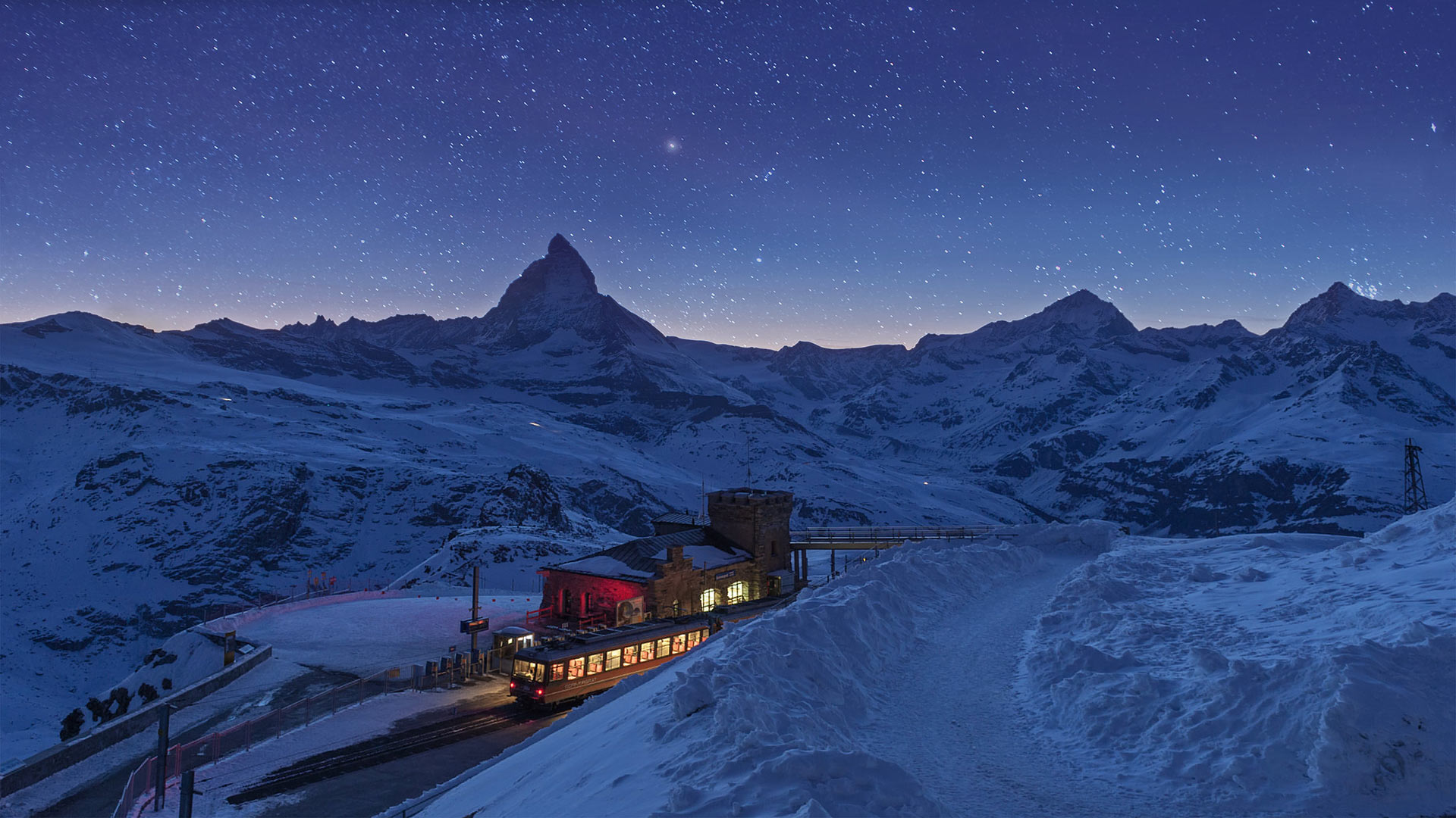戈尔内格拉特火车站和马特洪峰，瑞士采尔马特 (© coolbiere photograph/Getty Images)
