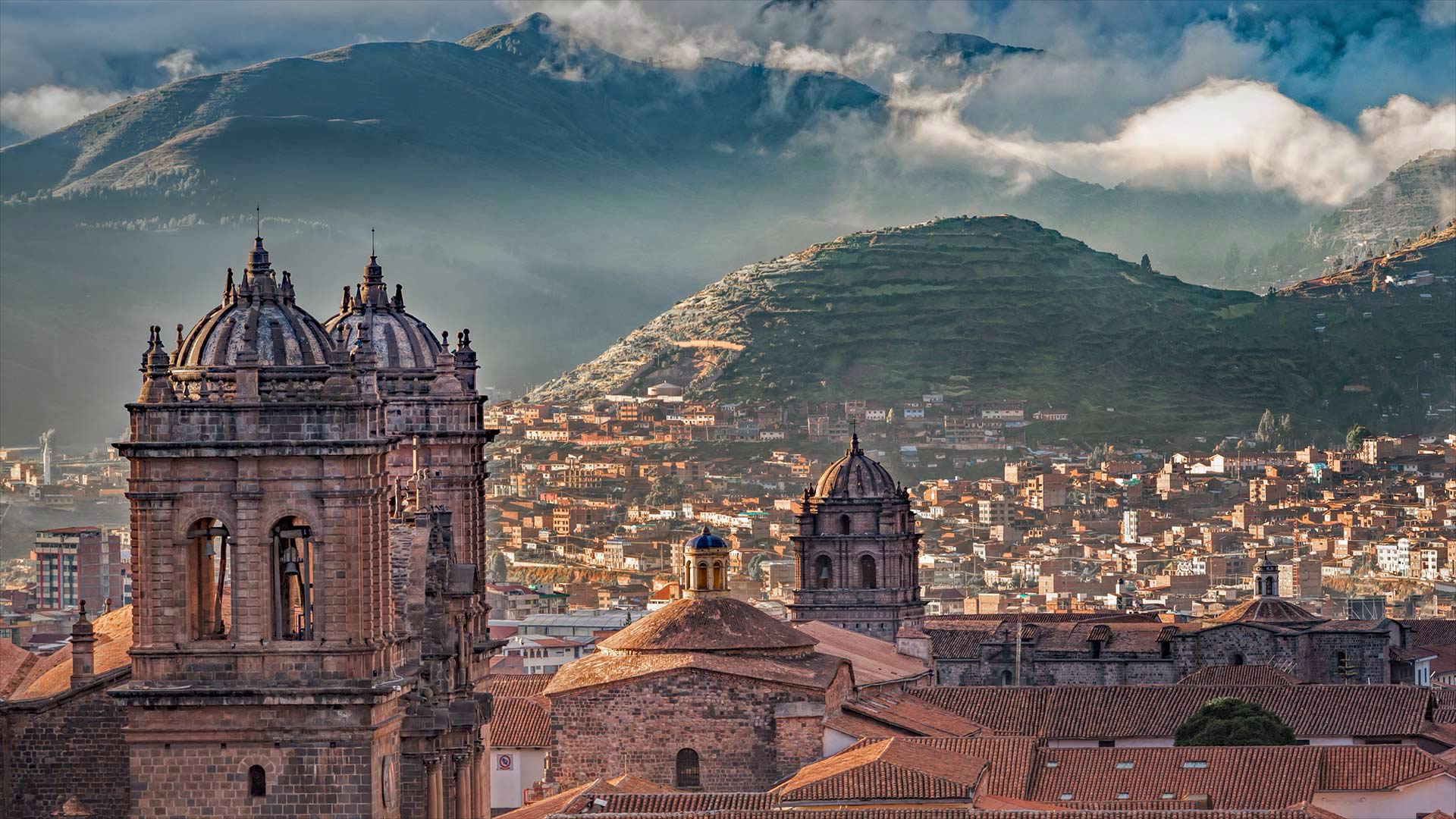 阿玛斯广场上的库斯科大教堂，库斯科，秘鲁 (© sharptoyou/Shutterstock)