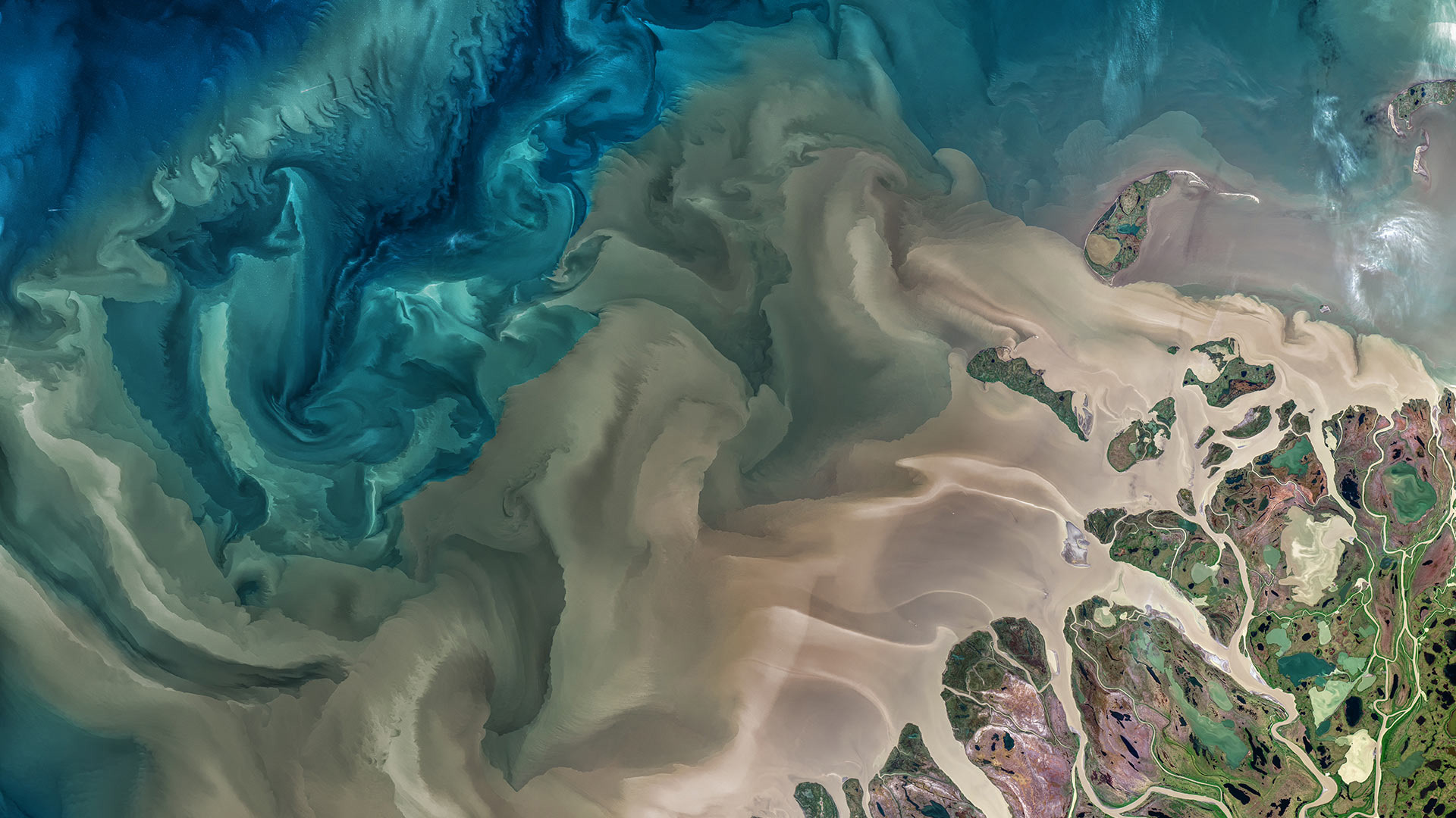 注入海中的马更些河，加拿大 (© Norman Kuring, GSFC/NASA/USGS Landsat)
